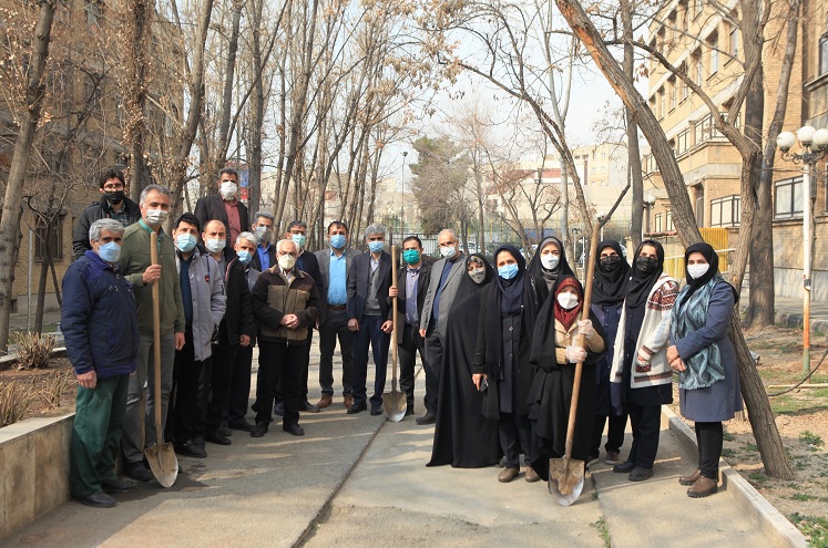 کاشت  نهال میوه به مناسبت چهل و سومین سالگرد پیروزی انقلاب اسلامی در دانشگاه 